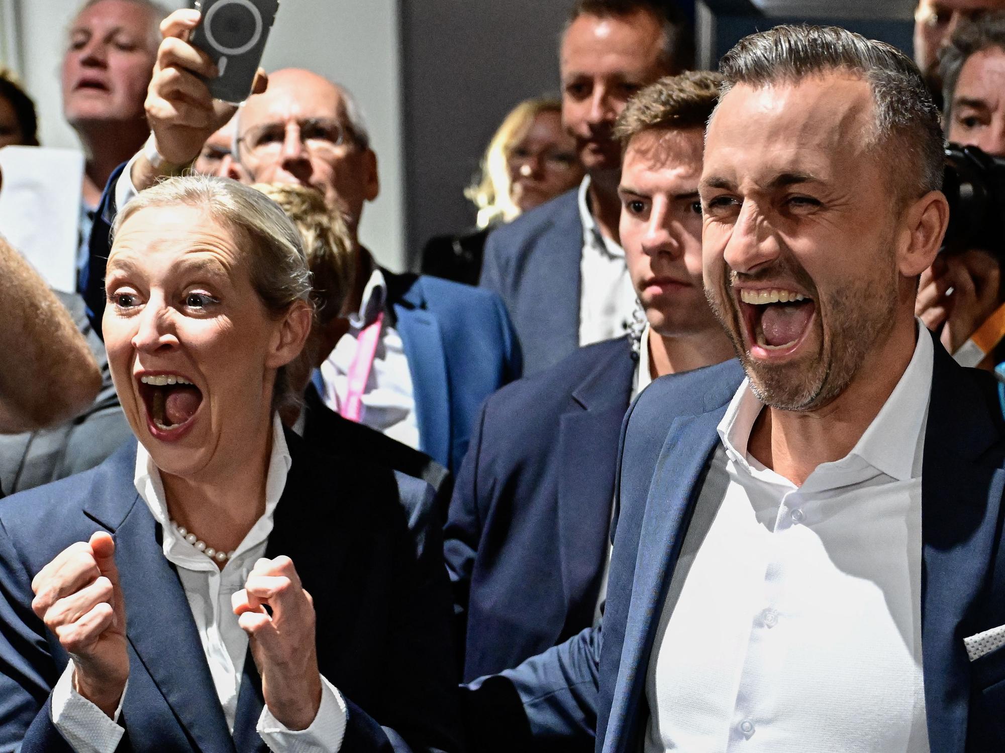 AfD-Spitzenkandidat Ulrich Siegmund feiert neben Co-Chefin Alice Weidel die Zahlen der Hochrechnungen zur Landtagswahl in Sachsen-Anhalt.