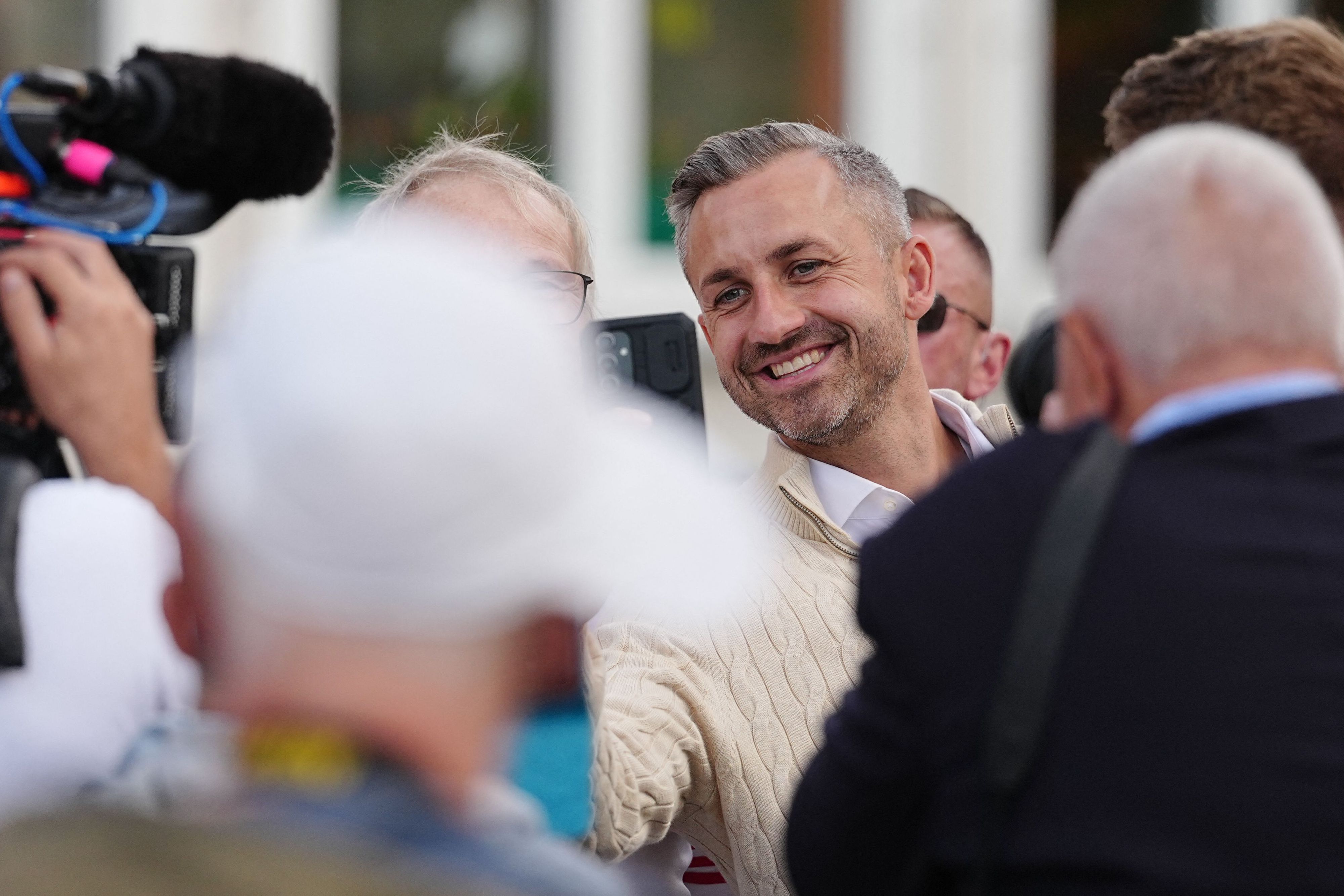AfD-Spitzenkandidat Ulrich Siegmund (AfD) spricht am Wahllokal inTangermünde mit Bürgern.