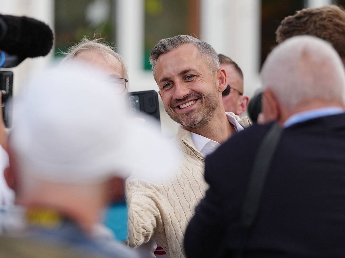 AfD-Spitzenkandidat Ulrich Siegmund (AfD) spricht am Wahllokal inTangermünde mit Bürgern.