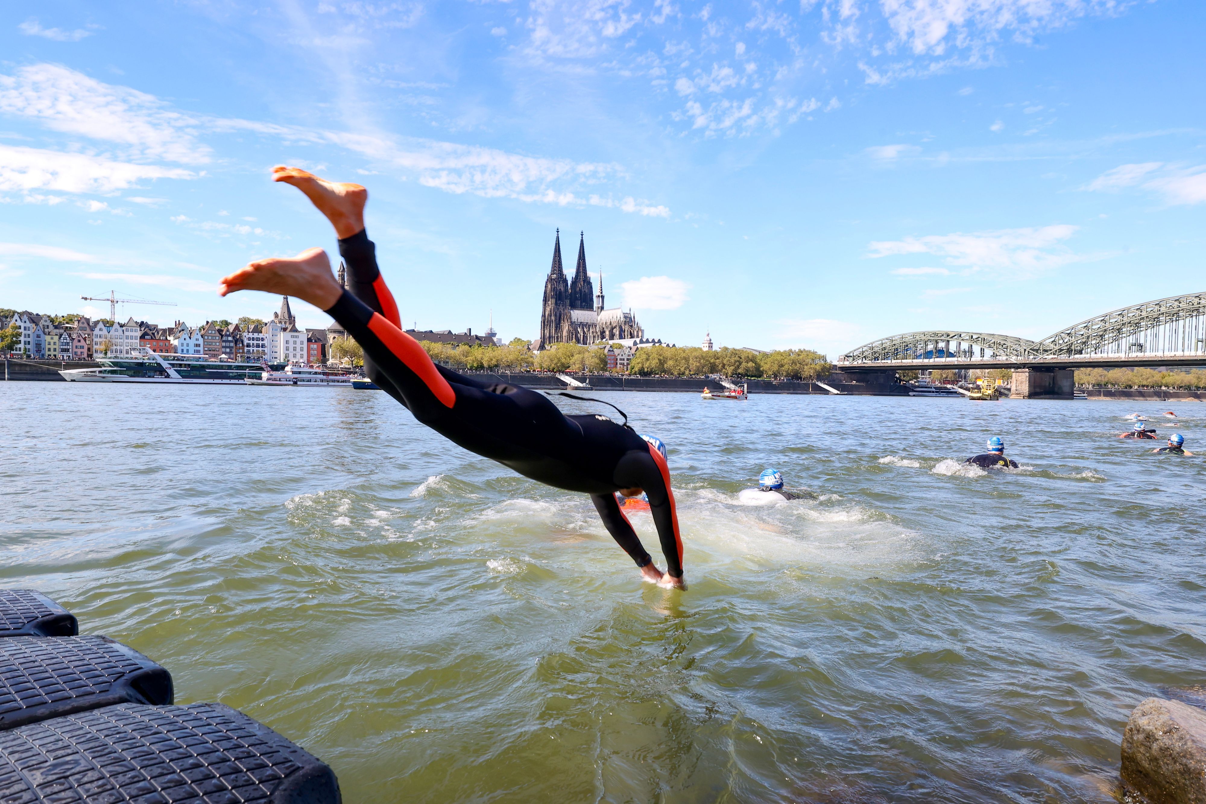 Bei der fünften Ausgabe des Köln-Triathlons nahmen am Sonntag 4200 Athletinnen und Athleten auf drei unterschiedlichen Distanzen teil. Bei der Sprint-Distanz starteten die Schwimmer unter der Deutzer Brücke.