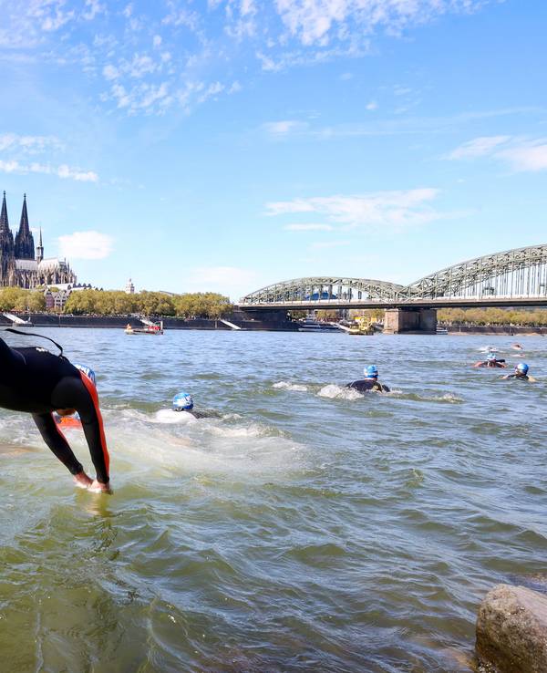 Bei der fünften Ausgabe des Köln-Triathlons nahmen am Sonntag 4200 Athletinnen und Athleten auf drei unterschiedlichen Distanzen teil. Bei der Sprint-Distanz starteten die Schwimmer unter der Deutzer Brücke.