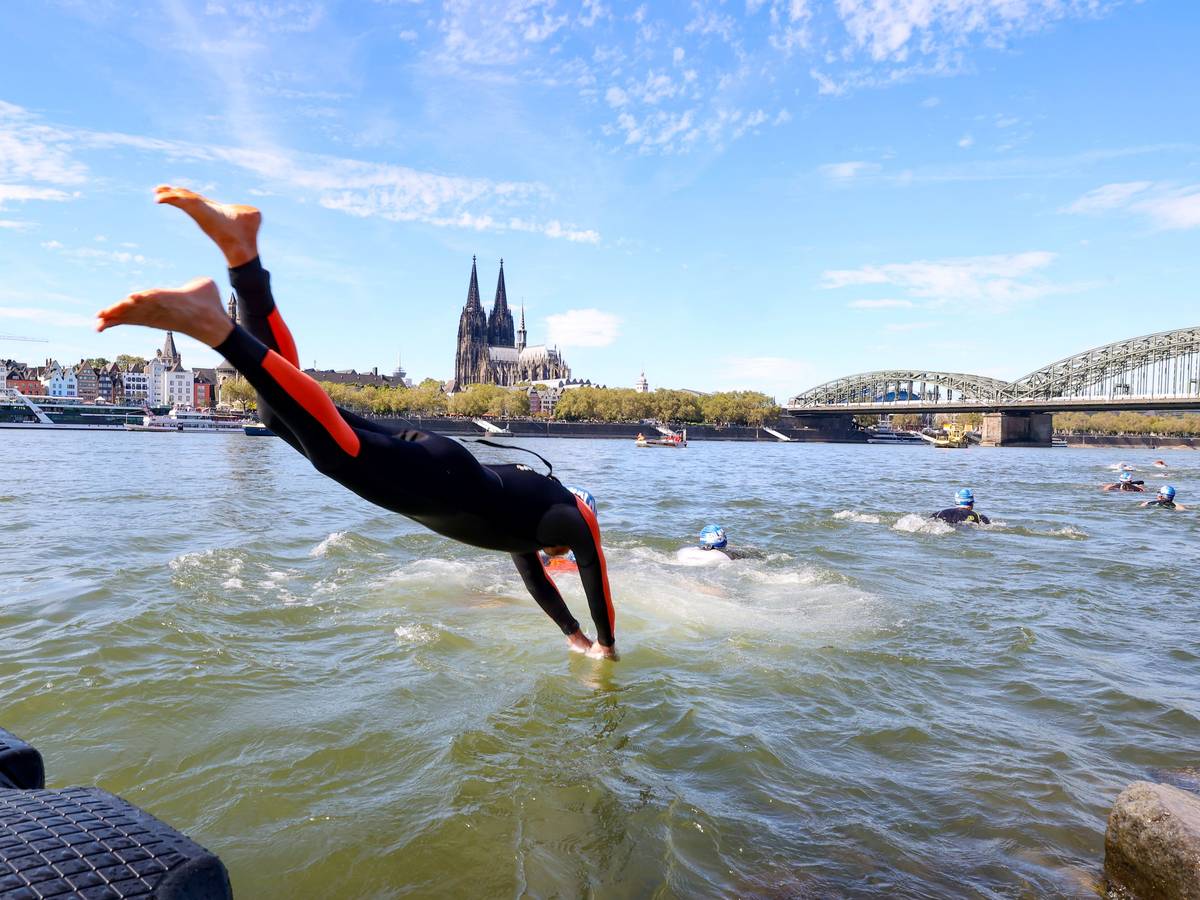 Bei der fünften Ausgabe des Köln-Triathlons nahmen am Sonntag 4200 Athletinnen und Athleten auf drei unterschiedlichen Distanzen teil. Bei der Sprint-Distanz starteten die Schwimmer unter der Deutzer Brücke.
