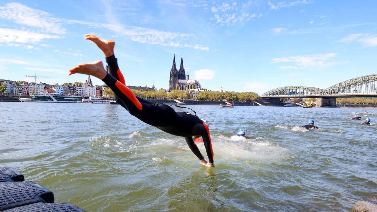 Bei der fünften Ausgabe des Köln-Triathlons nahmen am Sonntag 4200 Athletinnen und Athleten auf drei unterschiedlichen Distanzen teil. Bei der Sprint-Distanz starteten die Schwimmer unter der Deutzer Brücke.