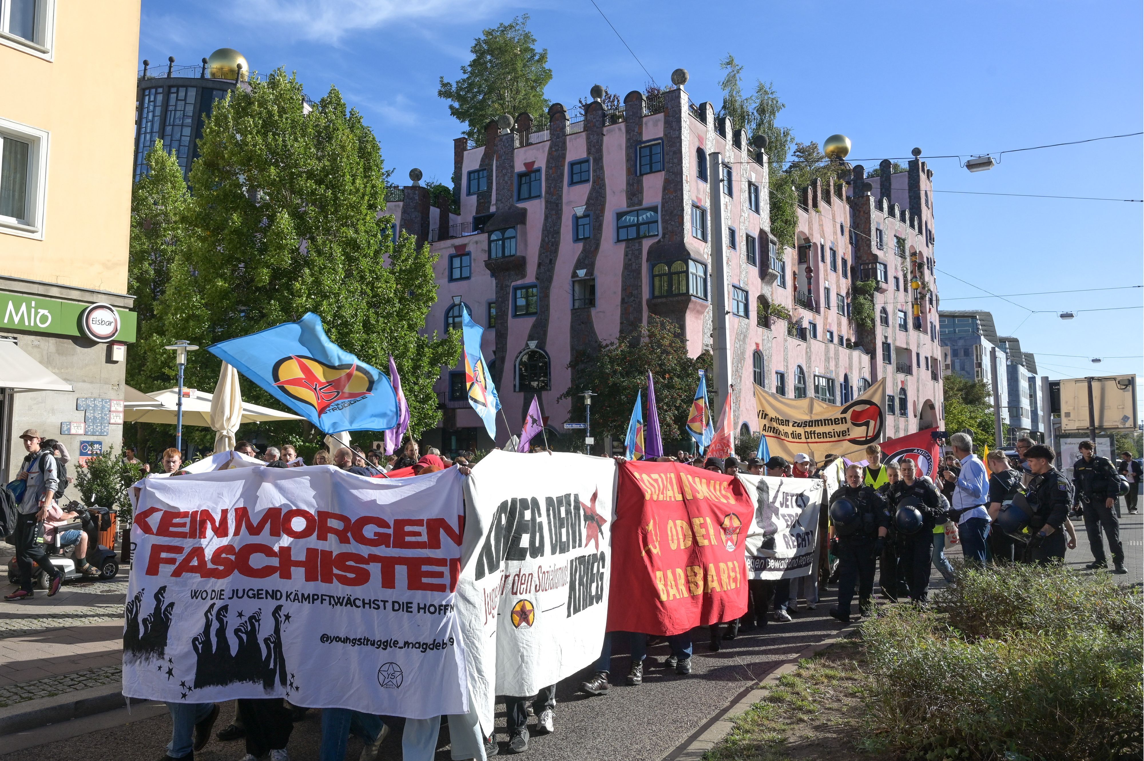 Teilnehmer einer Demonstration gegen Rechtsextremismus ziehen durch Magdeburg.