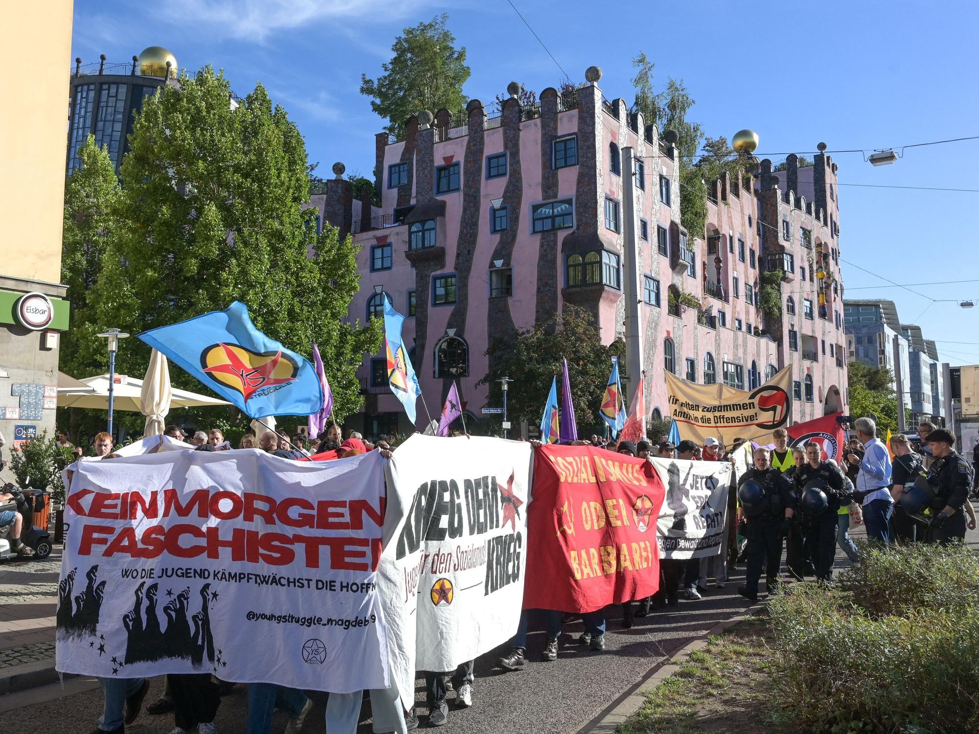 Teilnehmer einer Demonstration gegen Rechtsextremismus ziehen durch Magdeburg.