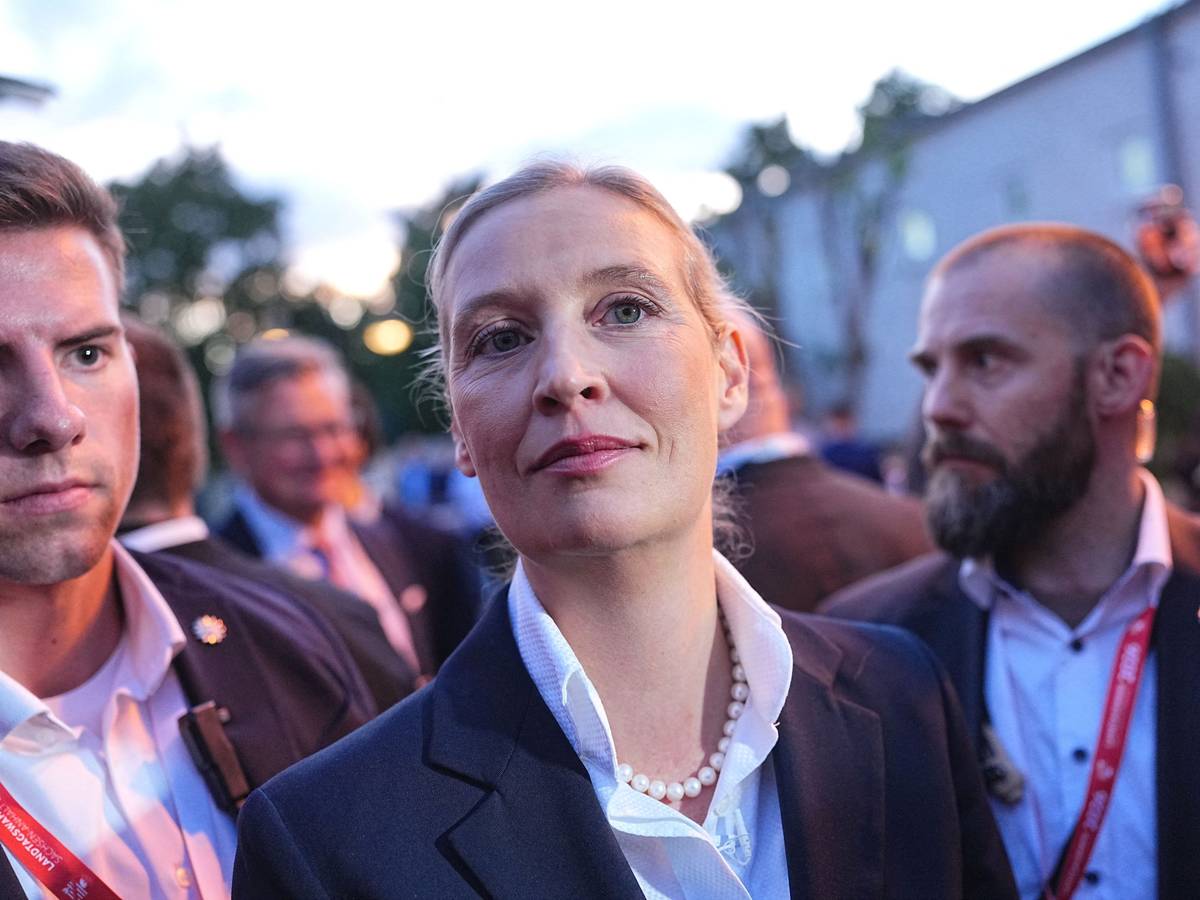 AfD-Chefin Alice Weidel bei der Wahlparty der AfD vor dem Alten Theater in Magdeburg.