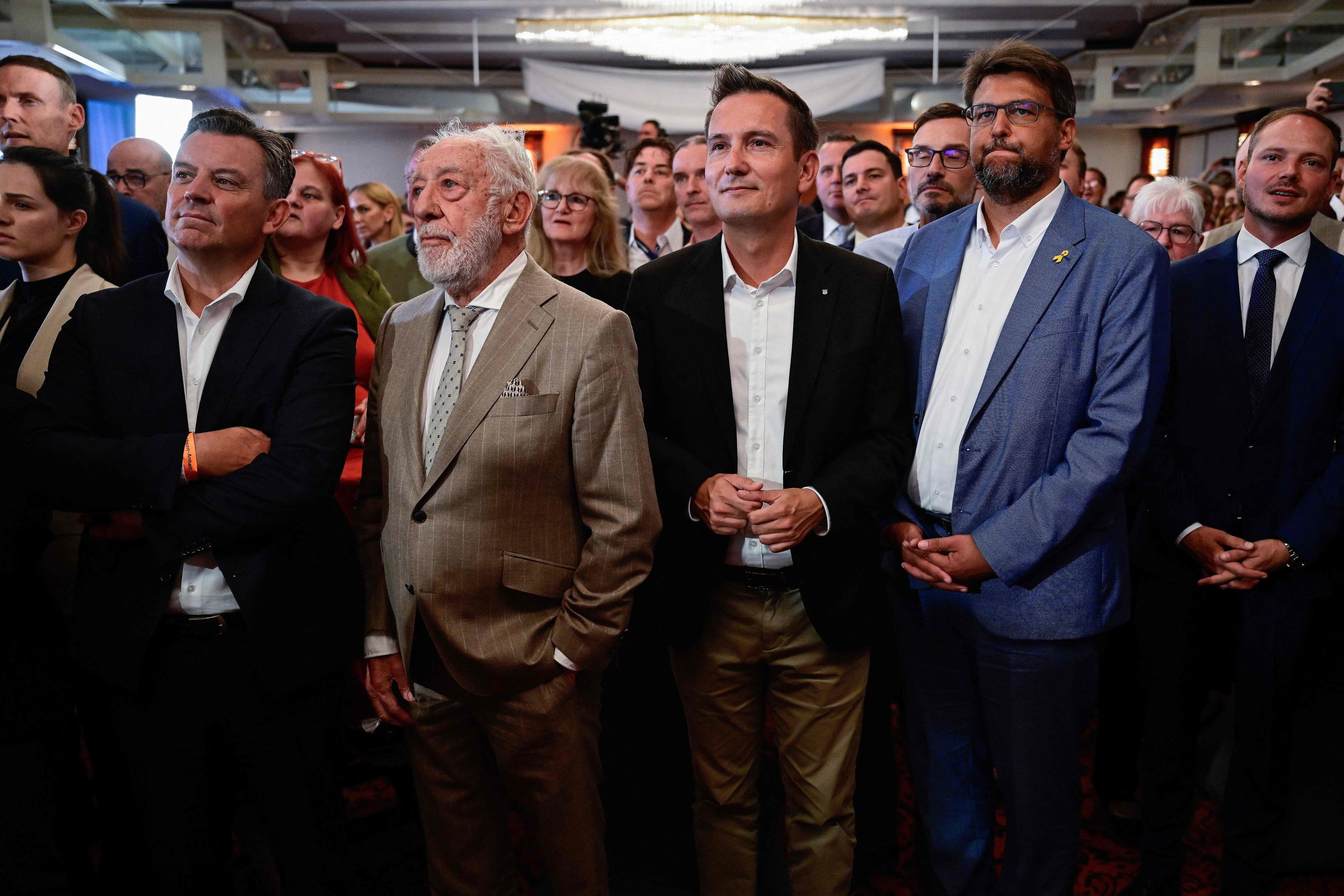 CDU-Anhänger darunter der deutsche Schauspieler Didi Hallervorden (2. v. l.), reagieren auf die Bekanntgabe der ersten Prognosen im ZDF während der Wahlparty der CDU nach der Landtagswahl in Sachsen-Anhalt in Magdeburg.