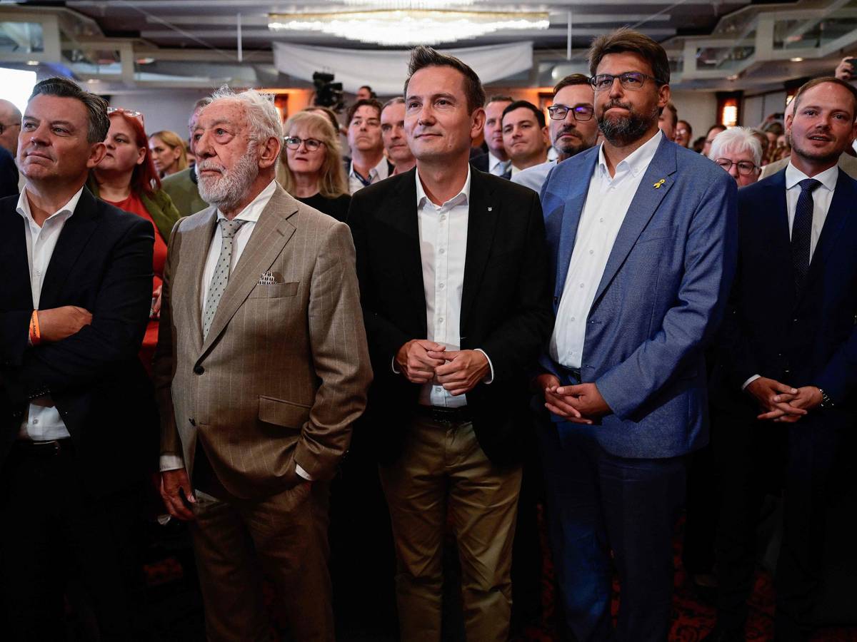CDU-Anhänger darunter der deutsche Schauspieler Didi Hallervorden (2. v. l.), reagieren auf die Bekanntgabe der ersten Prognosen im ZDF während der Wahlparty der CDU nach der Landtagswahl in Sachsen-Anhalt in Magdeburg.