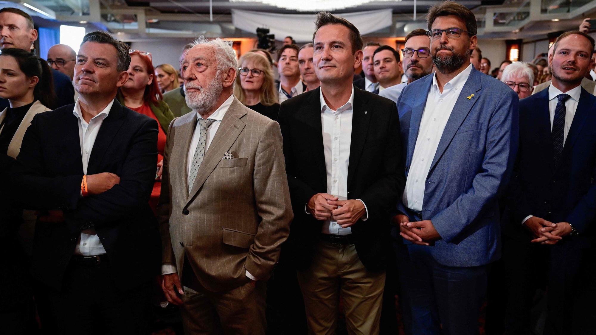Schauspieler und Kabarettist Dieter Hallervorden (Mitte) beobachtet mit CDU-Anhängern die Prognose für die Landtagswahl in Sachsen-Anhalt.