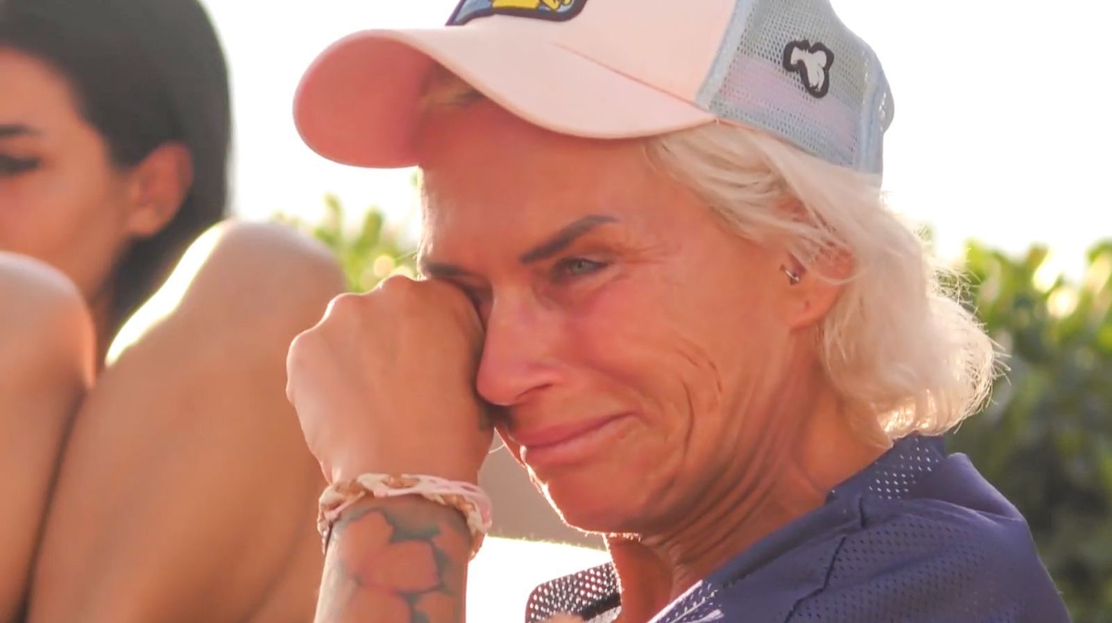 Dem Druck nicht gewachsen: Annika geht freiwillig.  (Bild: Joyn)