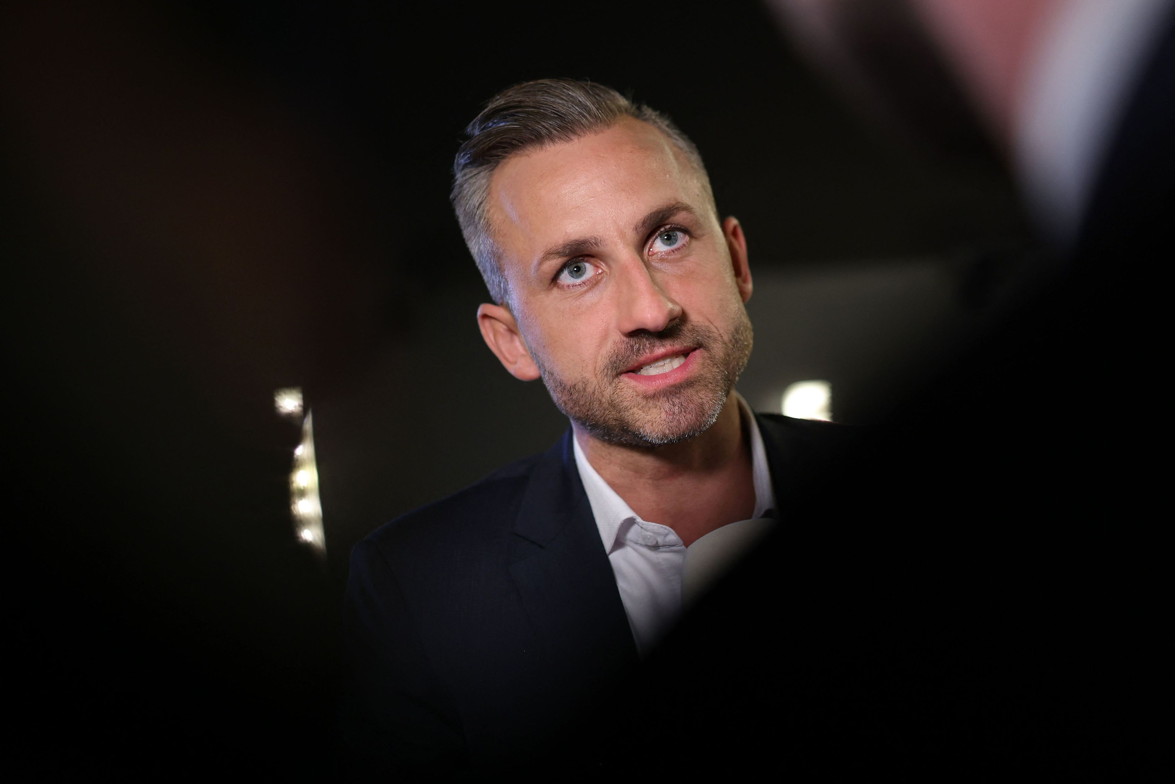 AfD-Spitzenkandidat Ulrich Siegmund spricht nach der Wahlparty der AfD im Alten Theater bei einem Interview.