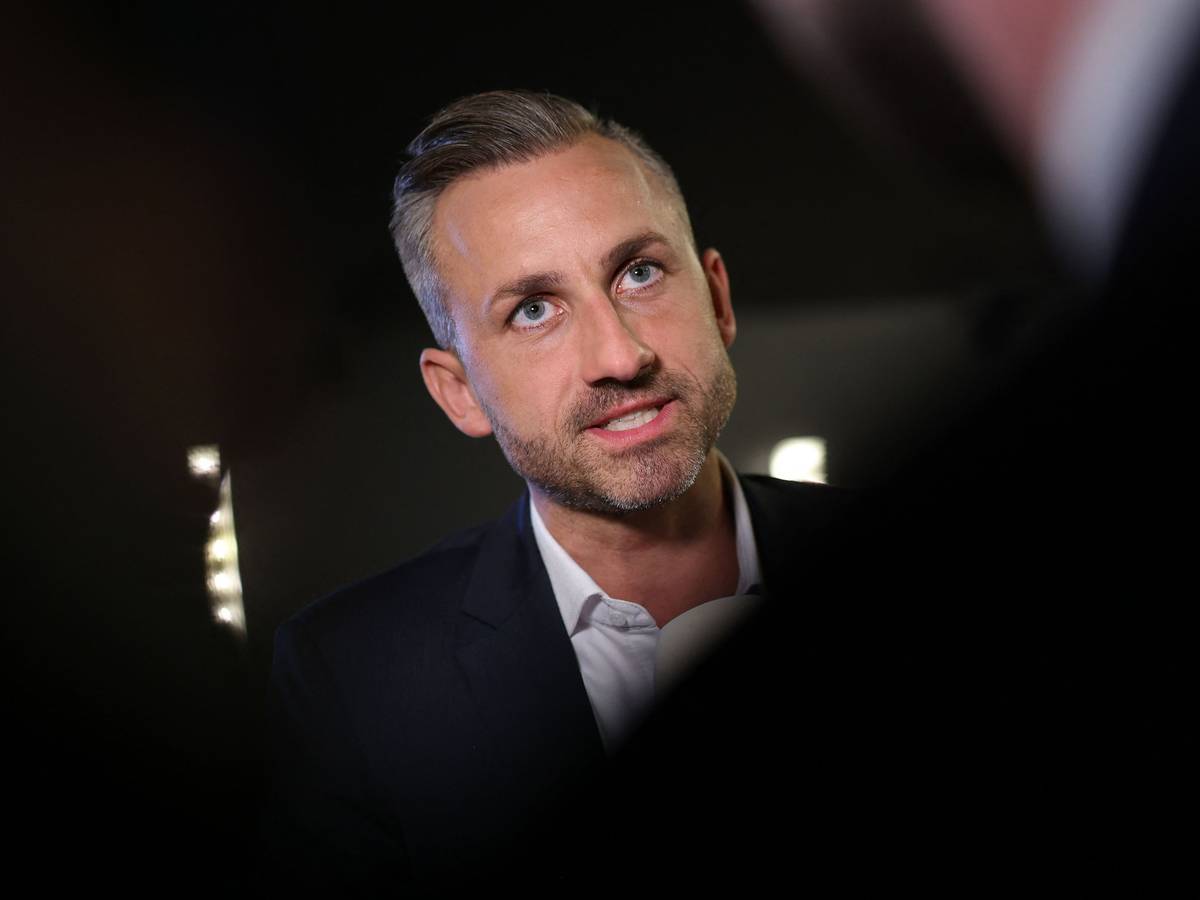 AfD-Spitzenkandidat Ulrich Siegmund spricht nach der Wahlparty der AfD im Alten Theater bei einem Interview.