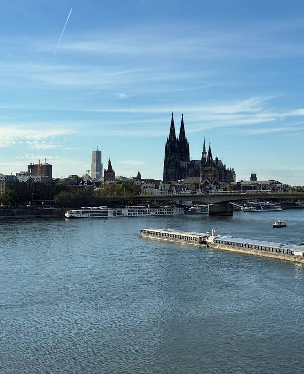 06.09.2026: Ein Schiff hat sich auf dem Rhein in Köln festgefahren.