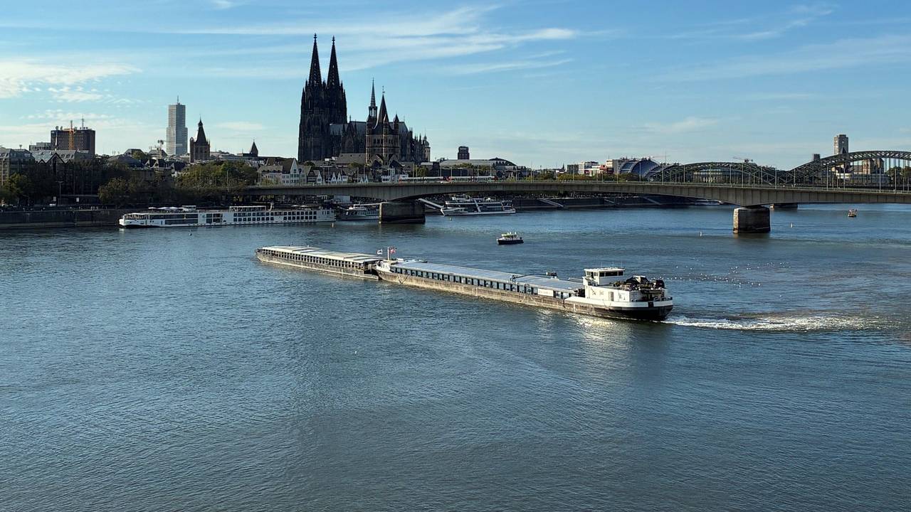 06.09.2026: Ein Schiff hat sich auf dem Rhein in Köln festgefahren.