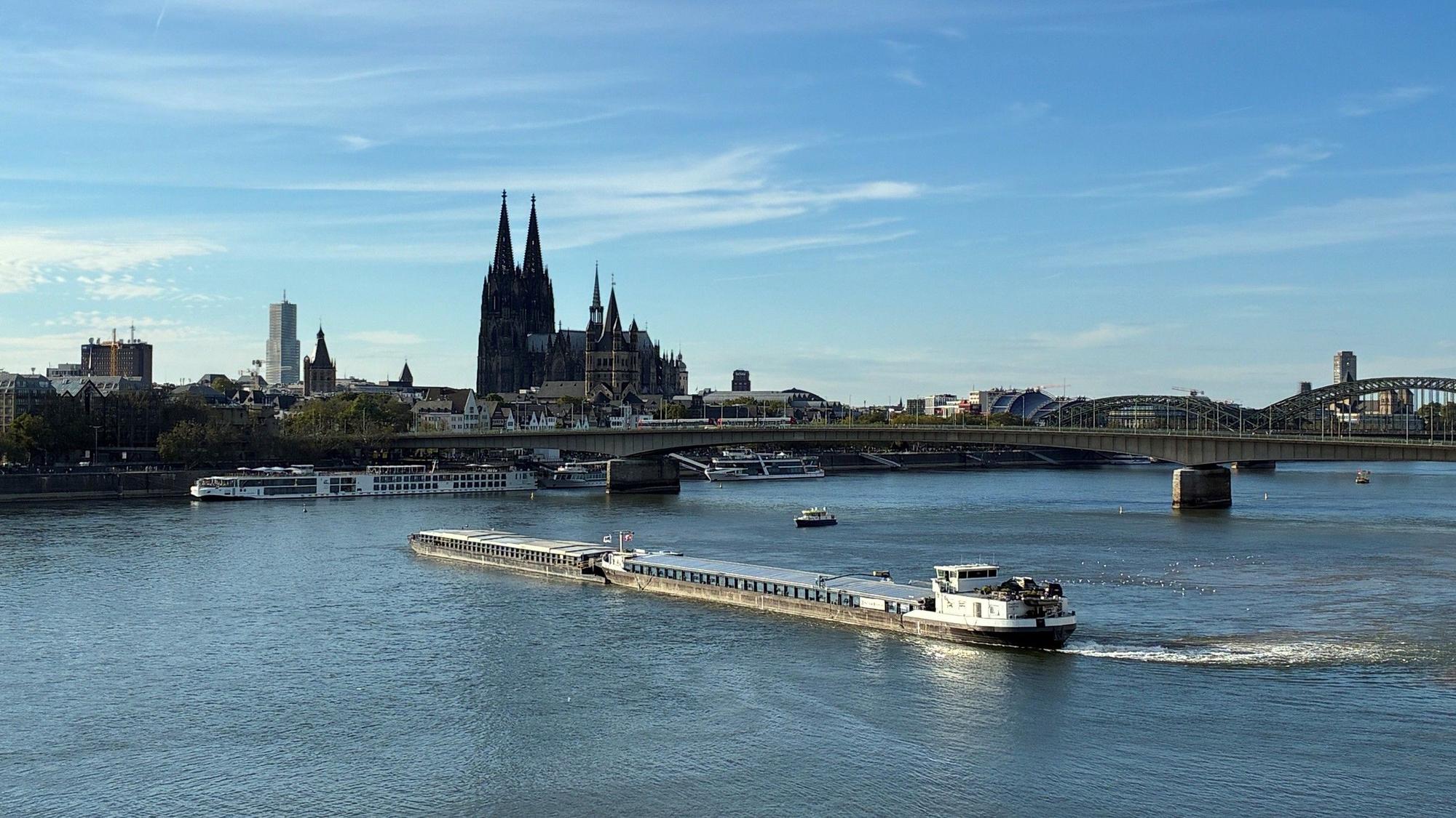 Ein Schiff hat sich auf dem Rhein in Köln festgefahren und steht fast quer.