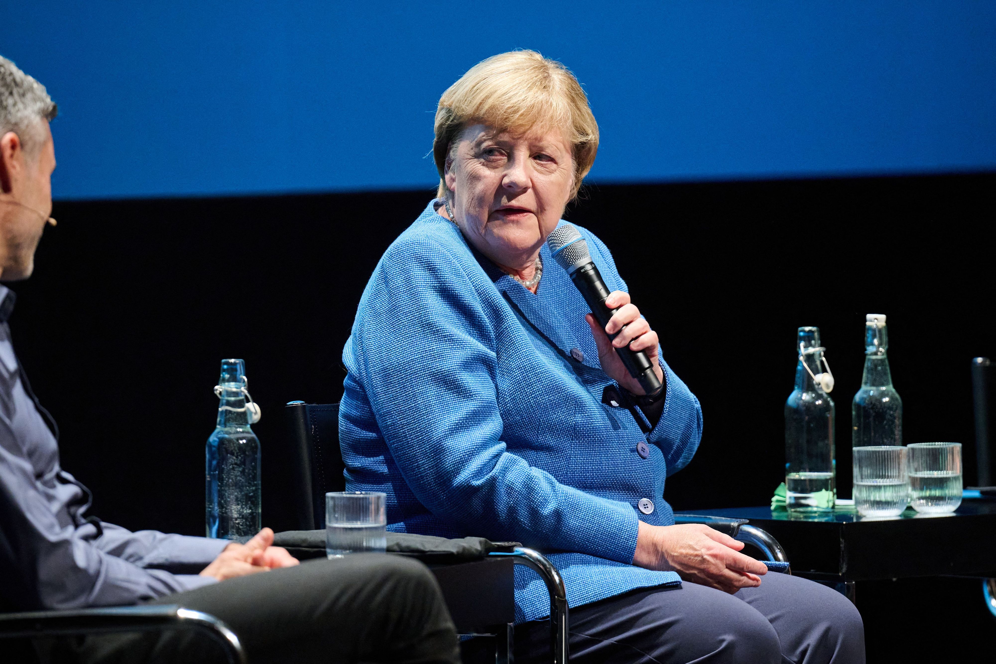 Angela Merkel sitzt bei einer Talkrunde auf der Bühne.