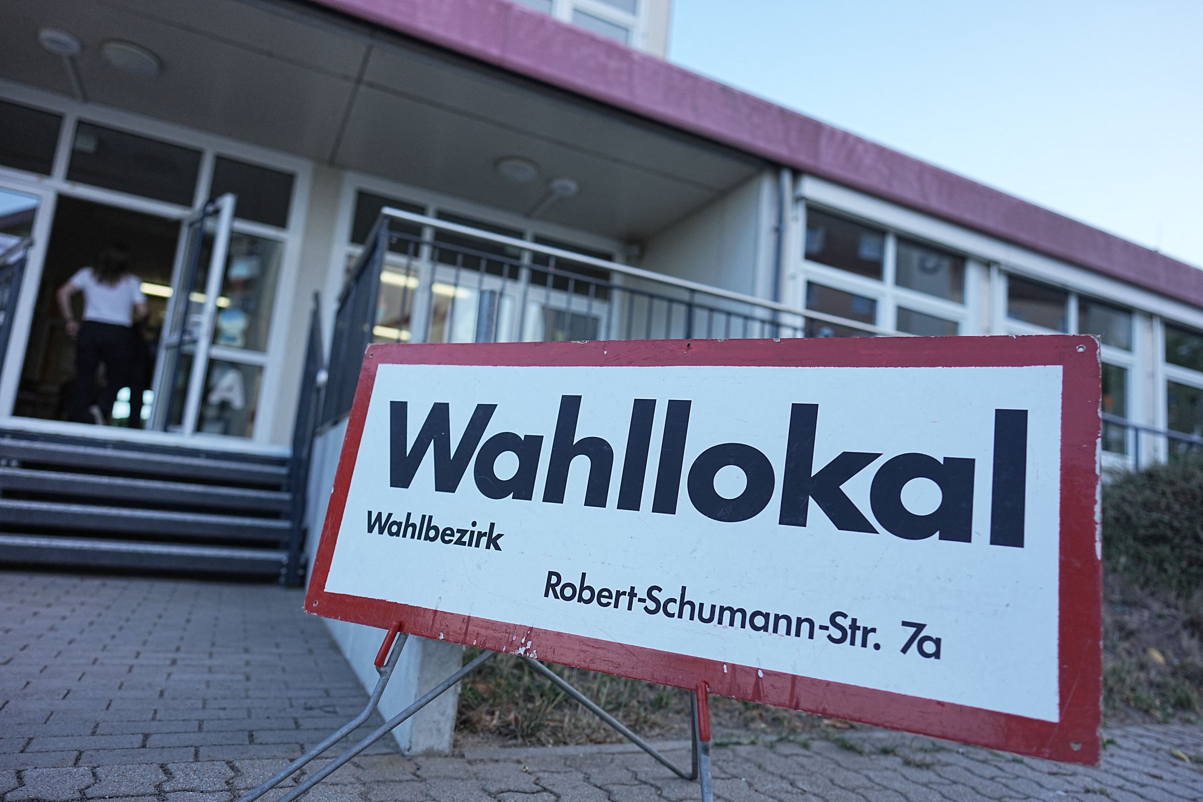 06.09.2026, Sachsen-Anhalt, Tangermünde: Vor einem Wahllokal in Tangermünde ist auf einem Schild "Wahllokal" zu lesen. Foto: Michael Kappeler/dpa +++ dpa-Bildfunk +++