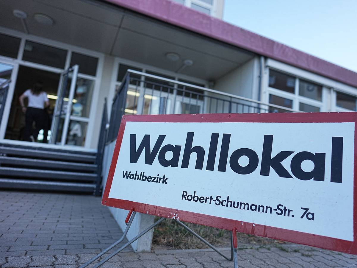 06.09.2026, Sachsen-Anhalt, Tangermünde: Vor einem Wahllokal in Tangermünde ist auf einem Schild "Wahllokal" zu lesen. Foto: Michael Kappeler/dpa +++ dpa-Bildfunk +++