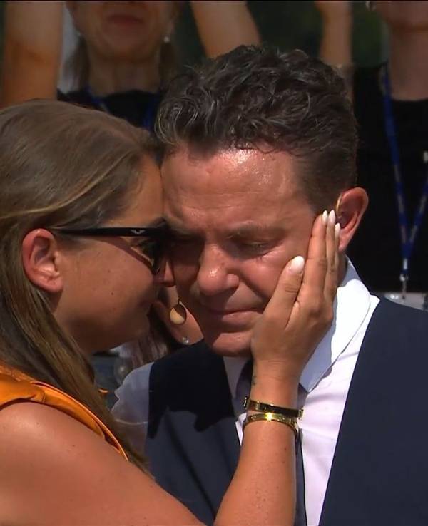 Stefan Mross und seine Partnerin Eva weinen. Die allerletzte Ausgabe von „Immer wieder sonntags“ ist zu Ende. (Bild: ARD)