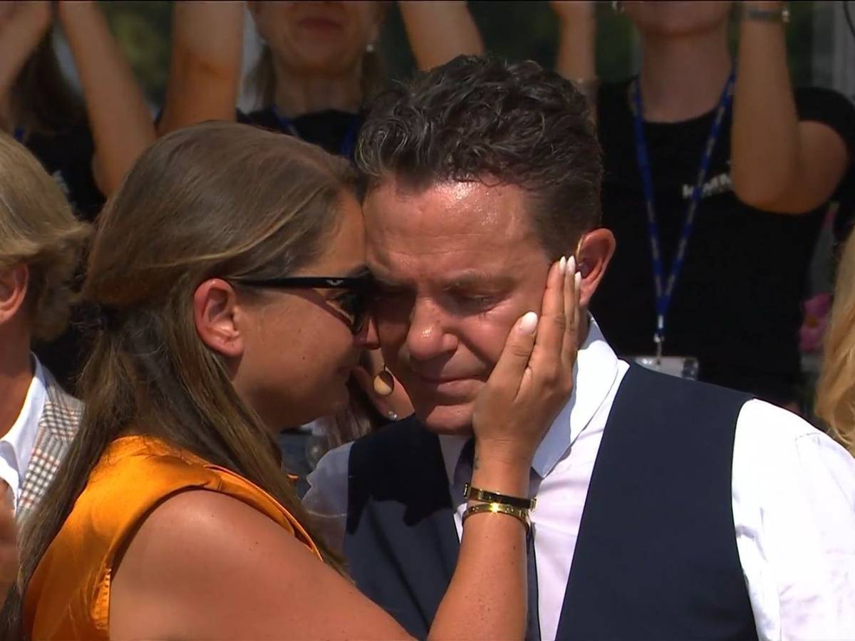 Stefan Mross und seine Partnerin Eva weinen. Die allerletzte Ausgabe von „Immer wieder sonntags“ ist zu Ende. (Bild: ARD)