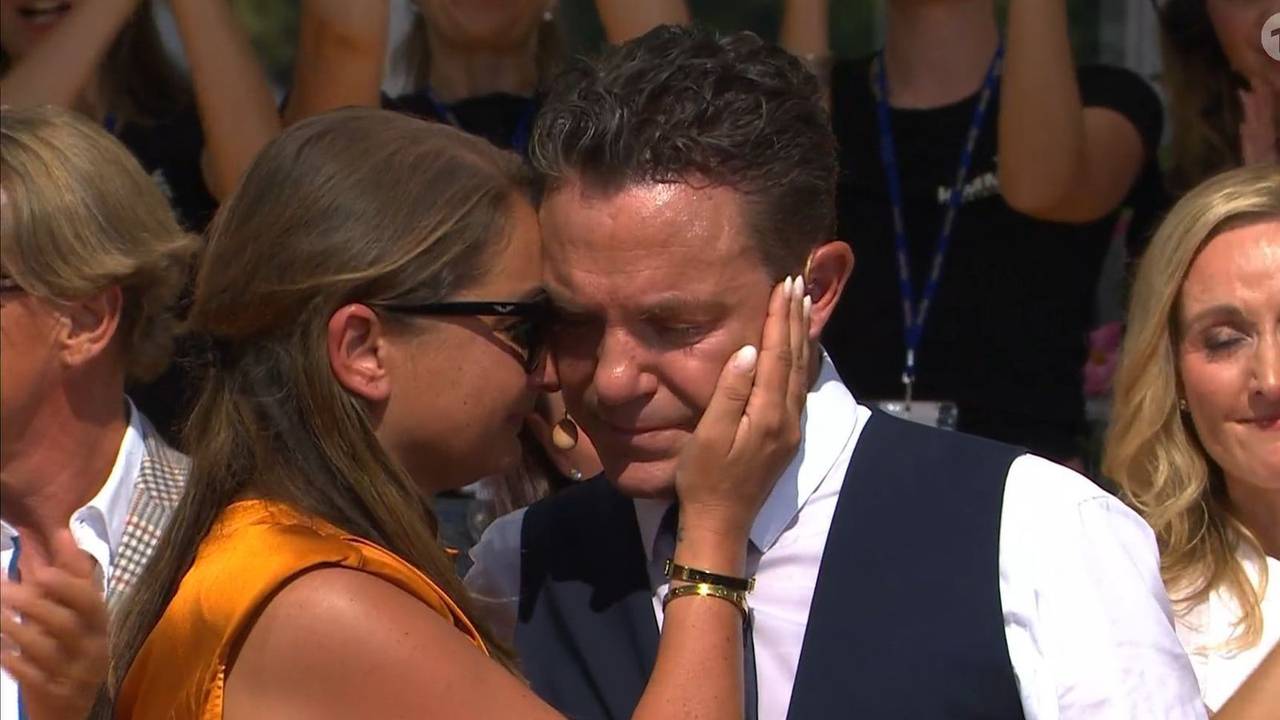 Stefan Mross und seine Partnerin Eva weinen. Die allerletzte Ausgabe von „Immer wieder sonntags“ ist zu Ende. (Bild: ARD)