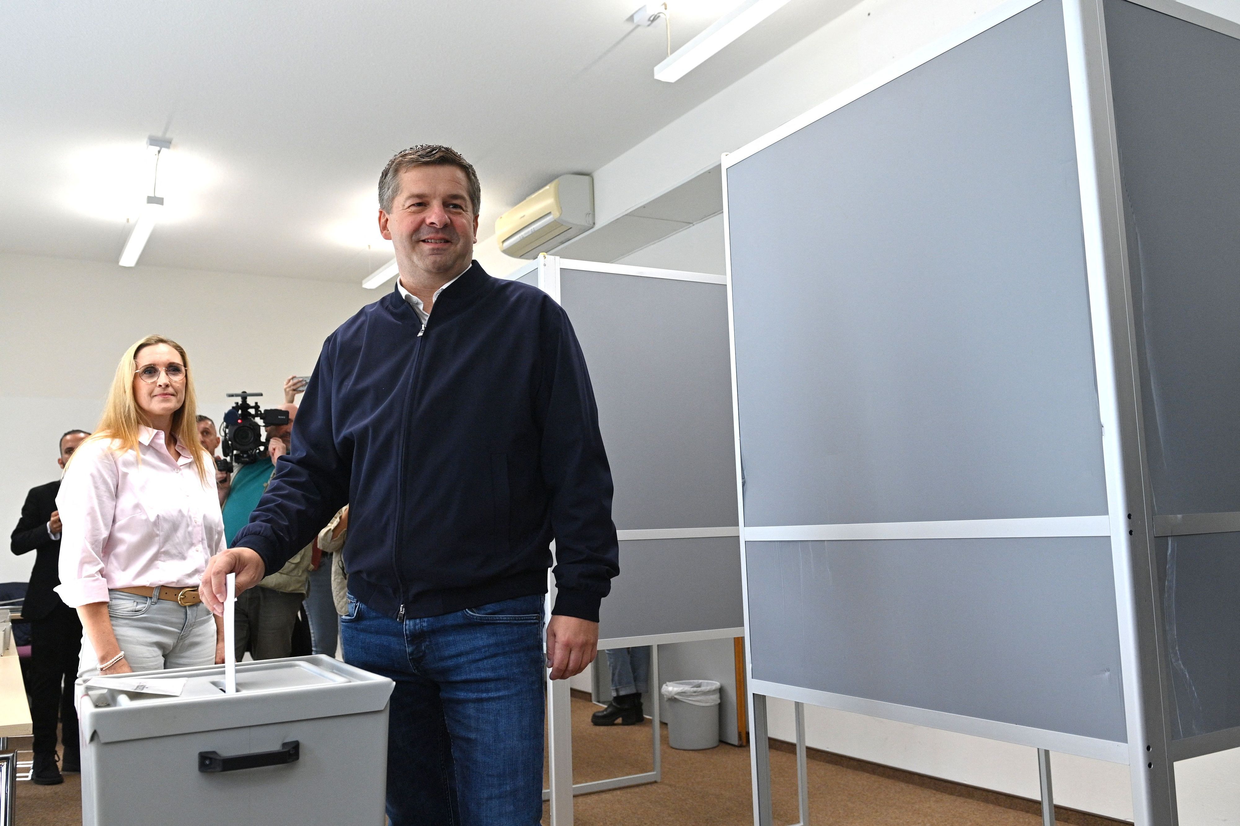 Sven Schulze (CDU), Ministerpräsident des Landes Sachsen-Anhalt und Landesvorsitzender der CDU Sachsen-Anhalt, wirft seinen gefalteten Stimmzettel in die Wahlurne.