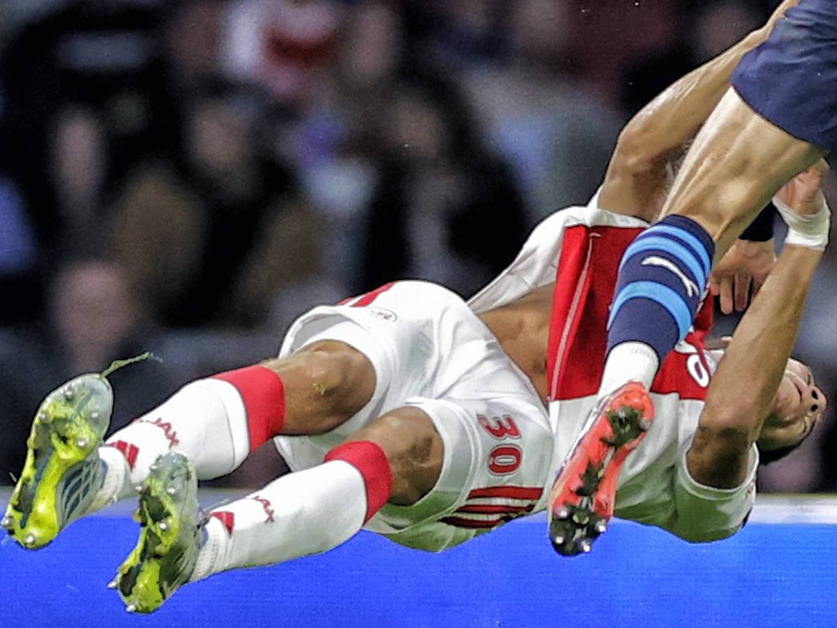 Aaron Bouwman fliegt nach dem Brutalo-Foul durch die Luft.