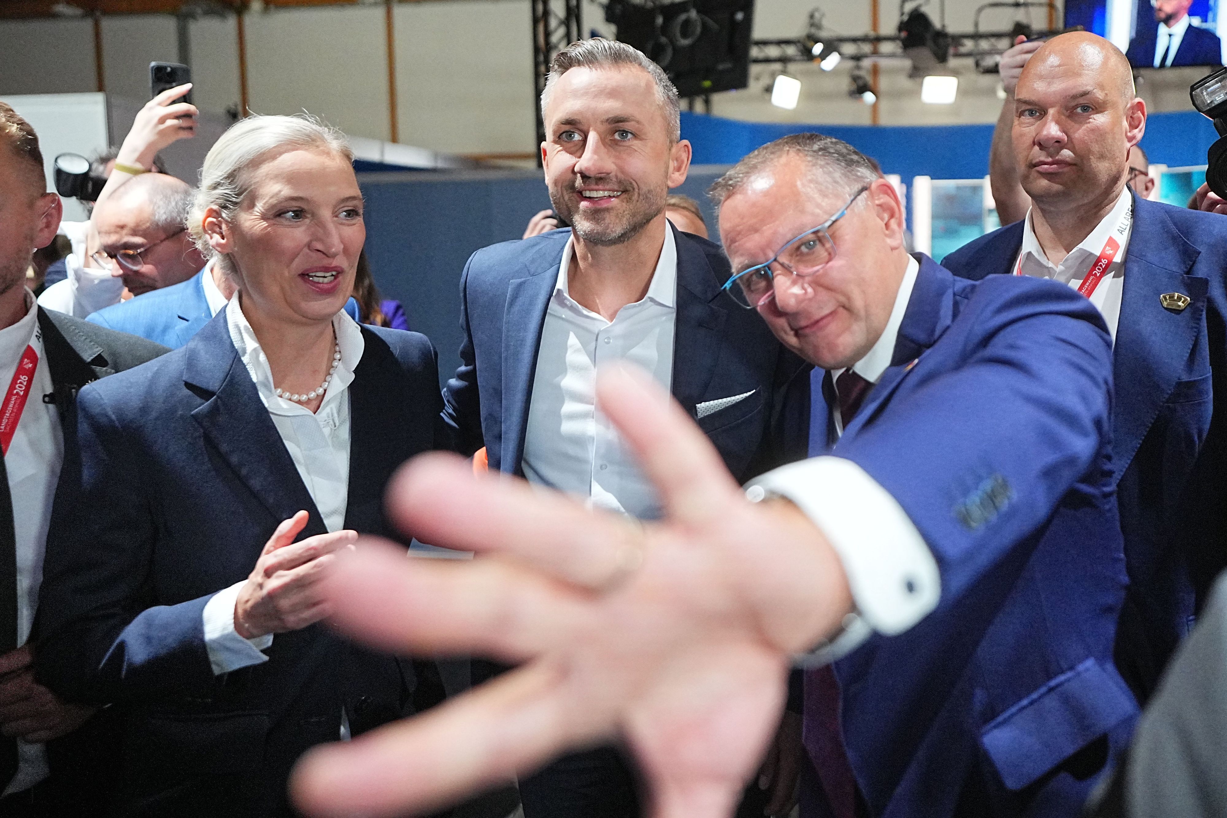 AfD-Spitzenkandidat Ulrich Siegmund (AfD, Mitte), Parteichefin Alice Weidel und Parteichef Tino Chrupalla reagieren auf das Rekordergebnis der AfD.