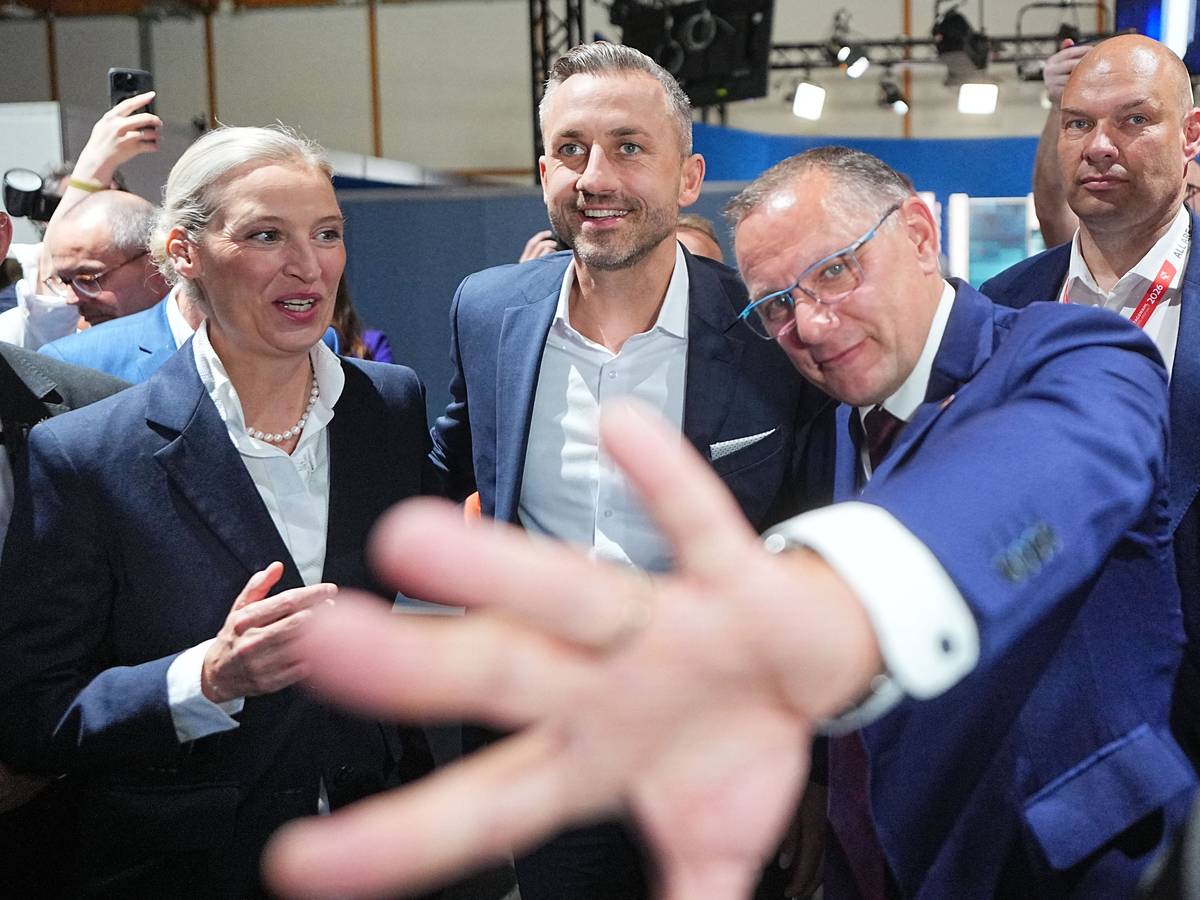 AfD-Spitzenkandidat Ulrich Siegmund (AfD, Mitte), Parteichefin Alice Weidel und Parteichef Tino Chrupalla reagieren auf das Rekordergebnis der AfD.