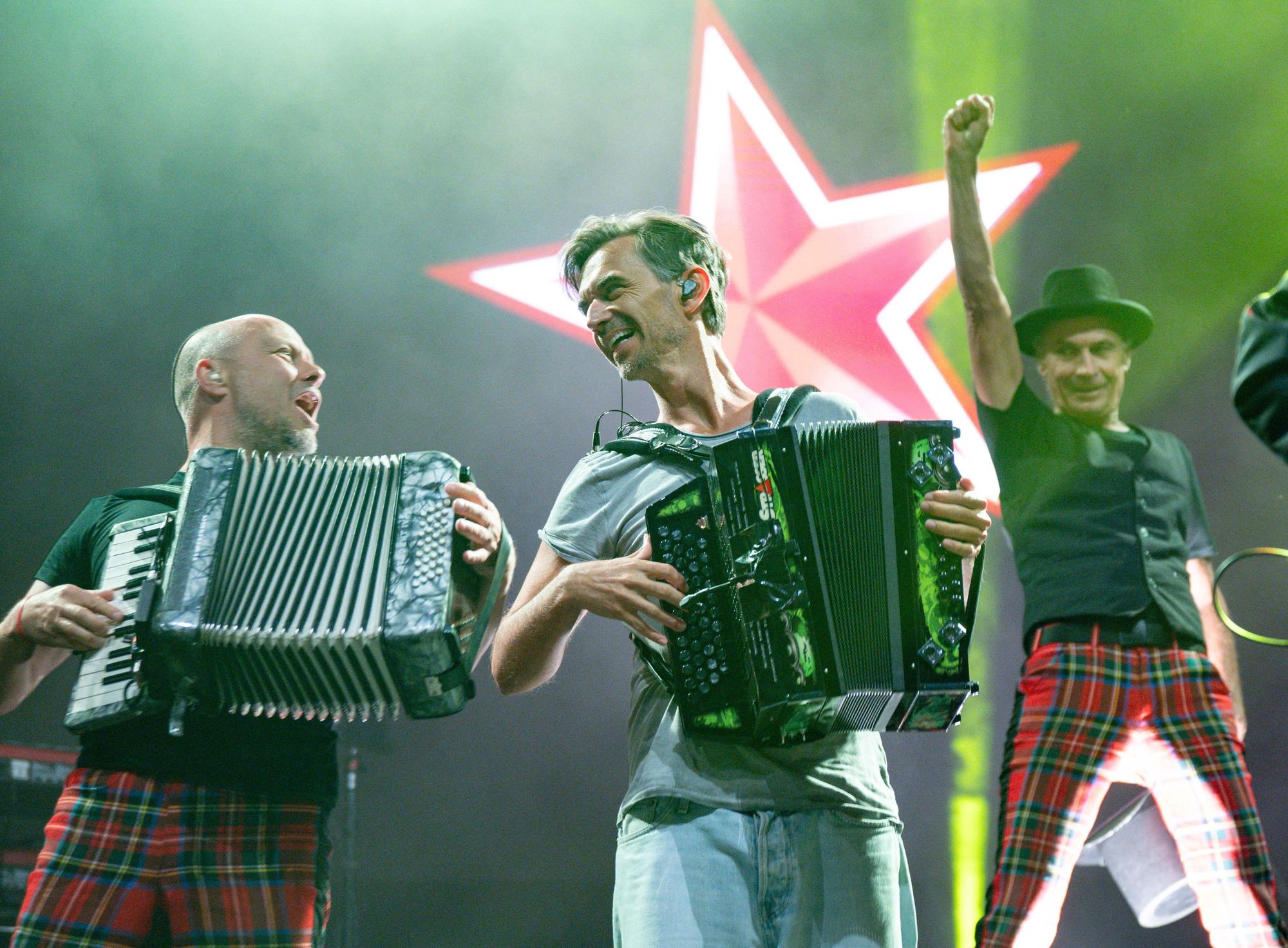 Florian Silbereisen ist einer der Gastmusiker, die während des Jubiläumskonzertes zum 35 jährigen Bestehen der Band Brings auf dem Kölner Roncalliplatz mit der Gruppe auftreten.