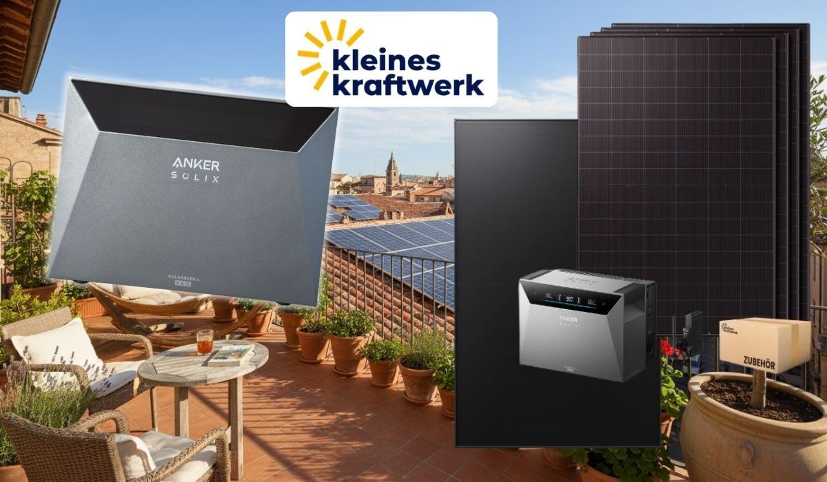 Kleines Kraftwerk Balkonkraftwerk-Set mit Anker SOLIX Solarbank 4 Pro Speicher und Solarmodulen vor Balkonhintergrund mit Stadtkulisse und Sonnentag.