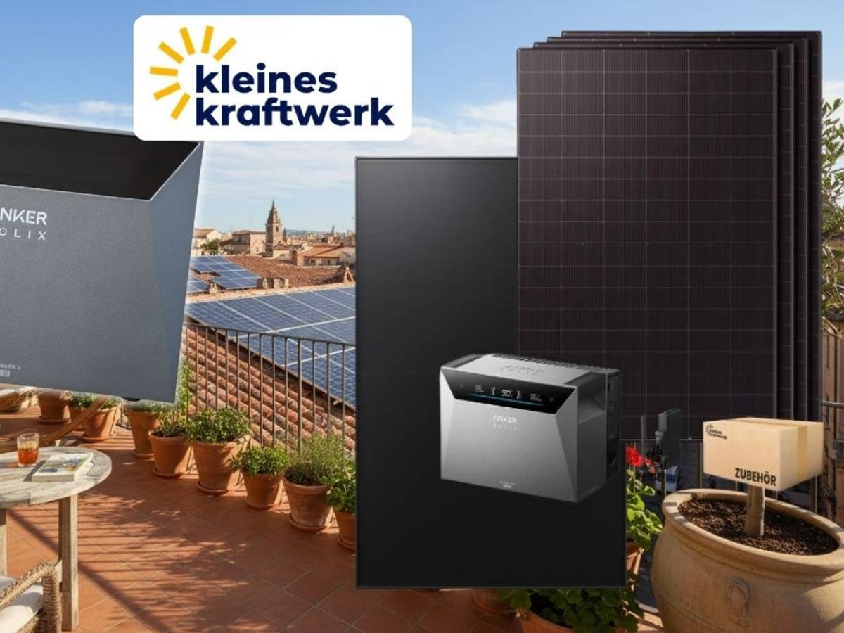 Kleines Kraftwerk Balkonkraftwerk-Set mit Anker SOLIX Solarbank 4 Pro Speicher und Solarmodulen vor Balkonhintergrund mit Stadtkulisse und Sonnentag.