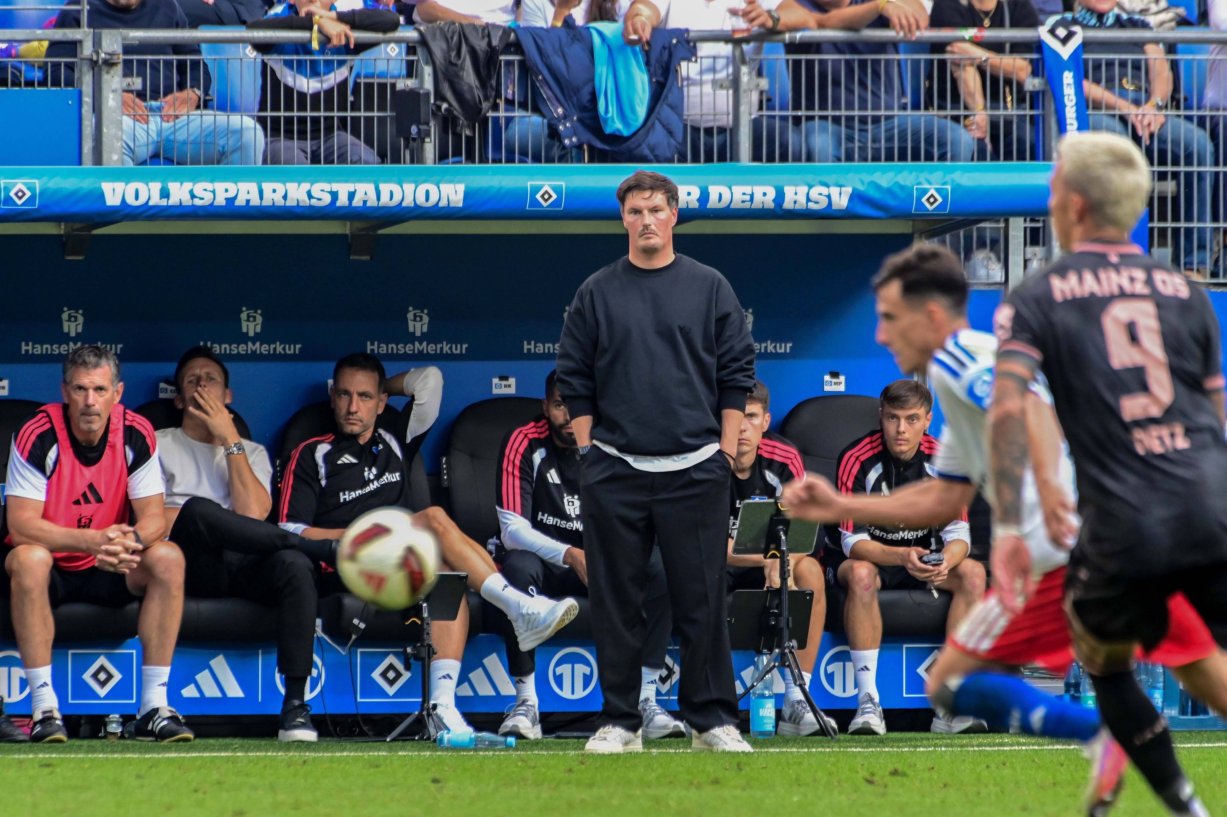 HSV-Trainer Merlin Polzin steht ratlos an der Seitenlinie.