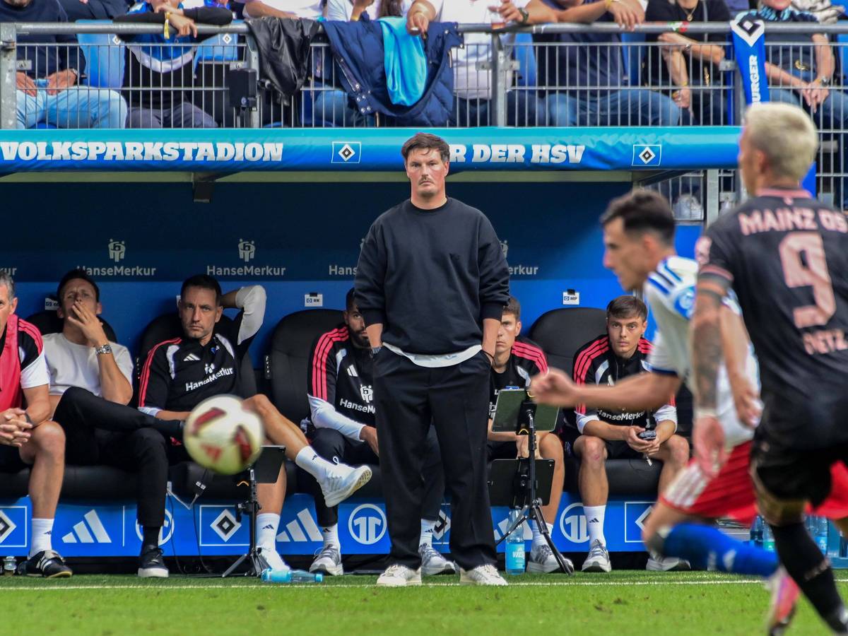 HSV-Trainer Merlin Polzin steht ratlos an der Seitenlinie.