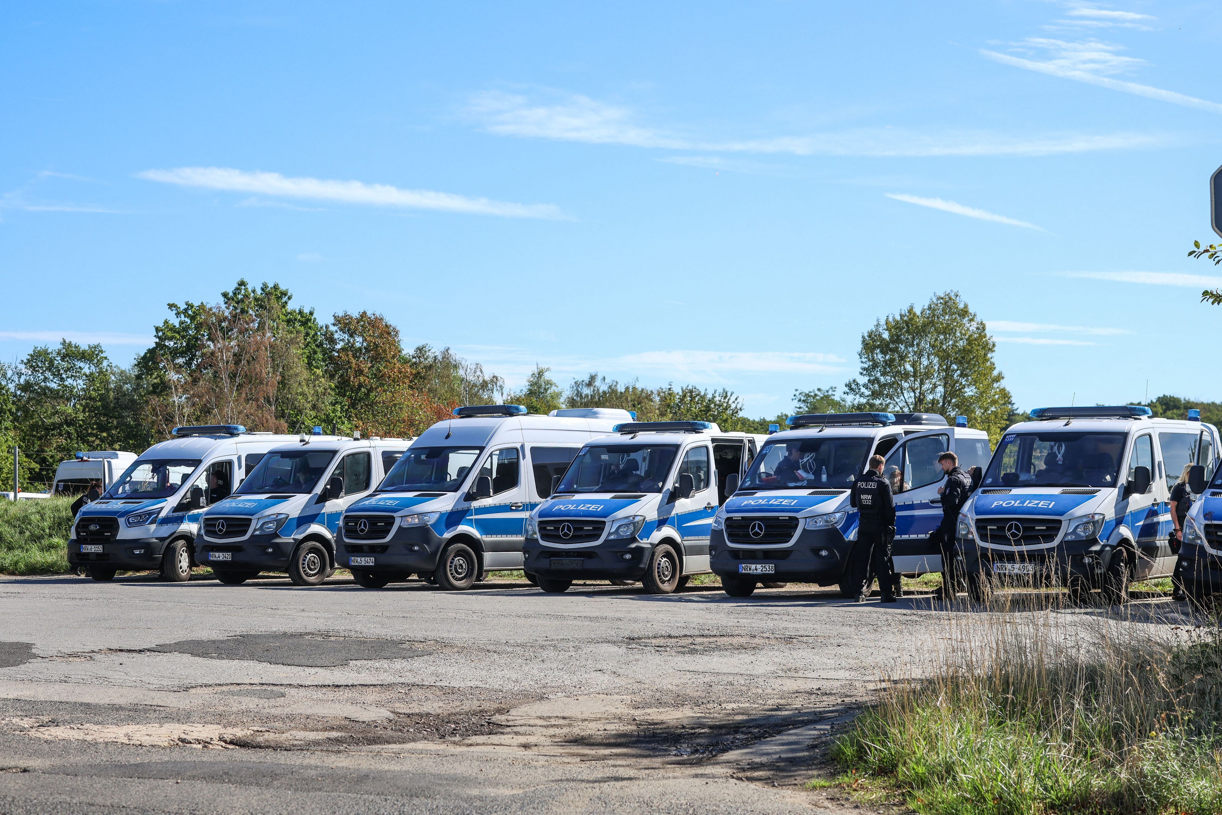 06.09.2026, Nordrhein-Westfalen, Kerpen: Zahlreiche Polizeikräfte sammeln sich für einen Großeinsatz auf einem Parkplatz in der Nähe des Hambacher Forst. Nach den Sabotageakten gegen das deutsche Stromnetz wird seit Tagen nach einem 48 Jahre alten Tatverdächtigen gesucht. Foto: Christoph Reichwein/dpa +++ dpa-Bildfunk +++