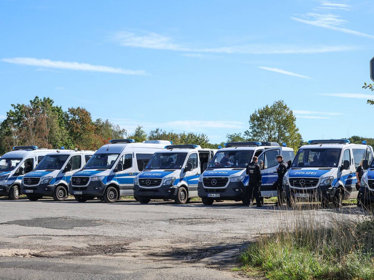 Zahlreiche Polizeikräfte sammeln sich für einen Großeinsatz auf einem Parkplatz in der Nähe des Hambacher Forst.
