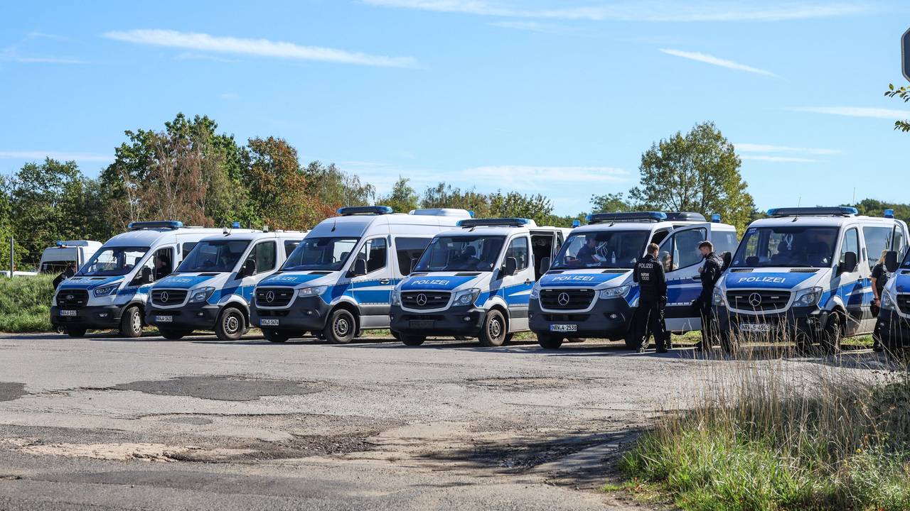 Zahlreiche Polizeikräfte sammeln sich für einen Großeinsatz auf einem Parkplatz in der Nähe des Hambacher Forst.