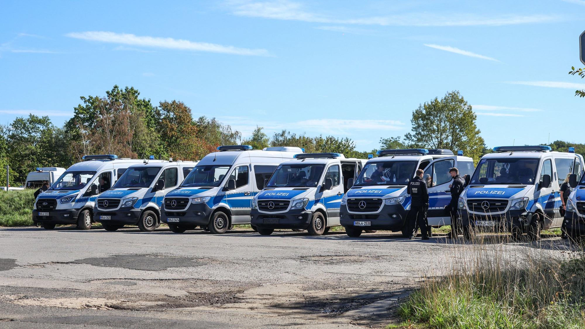 Zahlreiche Polizeikräfte sammeln sich für einen Großeinsatz auf einem Parkplatz in der Nähe des Hambacher Forst.