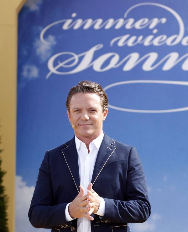 Über 20 Jahre lang hat Stefan Mross „Immer wieder sonntags“ moderiert. Nun steht die ARD-Schlagershow vor dem Aus. (Bild: 2015 Getty Images/Michele Tantussi)