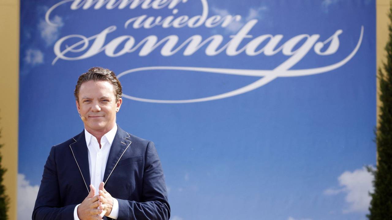 Über 20 Jahre lang hat Stefan Mross „Immer wieder sonntags“ moderiert. Nun steht die ARD-Schlagershow vor dem Aus. (Bild: 2015 Getty Images/Michele Tantussi)