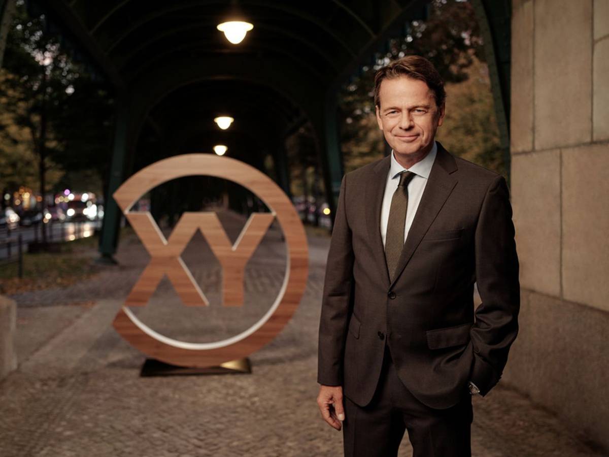 Rudi Cerne und sein Team von „Aktenzeichen XY ... ungelöst“ suchen nach Zeugen im Fall Miguel. (Bild: ZDF/Tobias Schult)