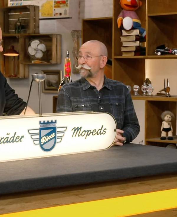 Von einer Leuchtreklame konnten Horst Lichter (rechts) und Sven Deutschmanek gar nicht genug bekommen. (Bild: ZDF)