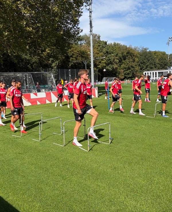 Die FC-Profis machen sich auf dem Trainingsplatz warm.