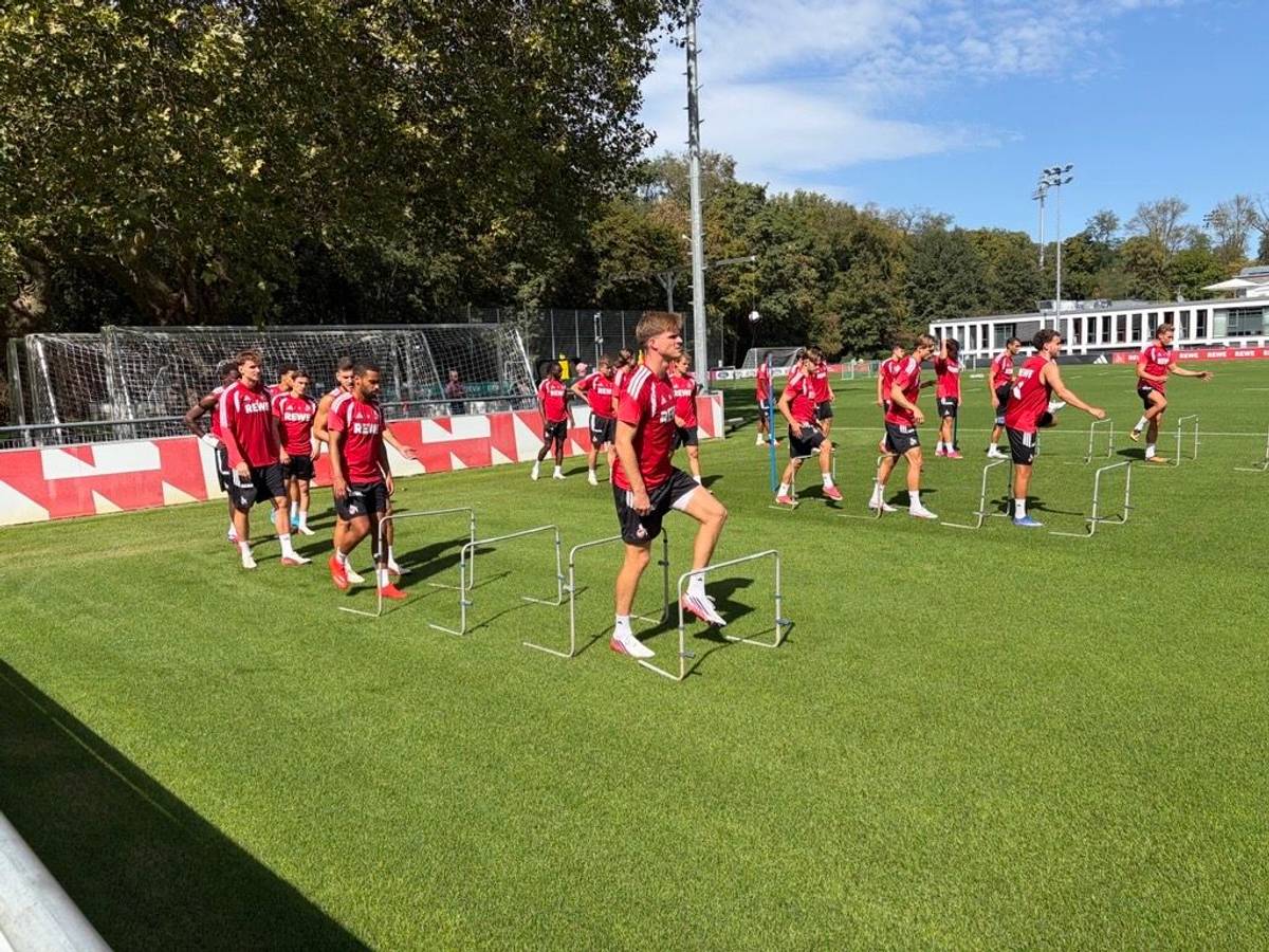 Die FC-Profis machen sich auf dem Trainingsplatz warm.