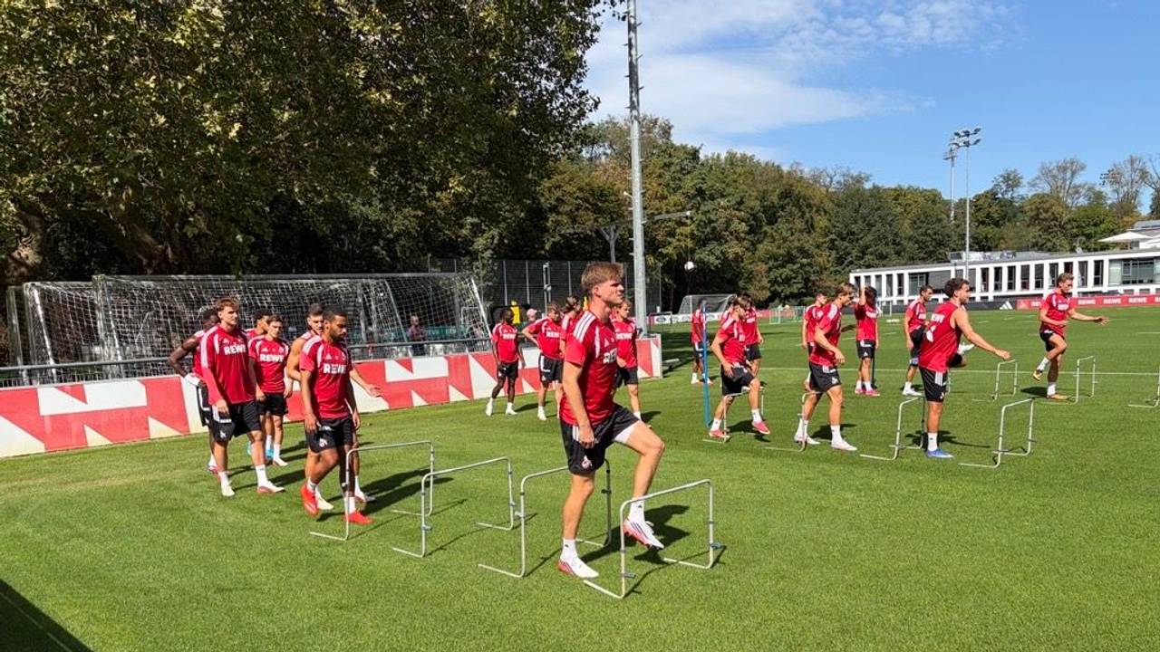 Die FC-Profis machen sich auf dem Trainingsplatz warm.