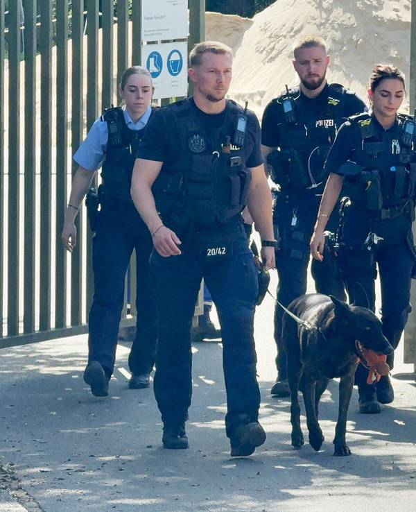 07.09.2026, Nordrhein-Westfalen, Remscheid: Die Polizei ist mit einen Suchhung in Remscheid an einem Umspannwerk im Einsatz. Nach Medienangaben soll dort zuvor eine verdächtige Person beobachtet worden sein. Foto: --/Blaulicht-Solingen/dpa +++ dpa-Bildfunk +++