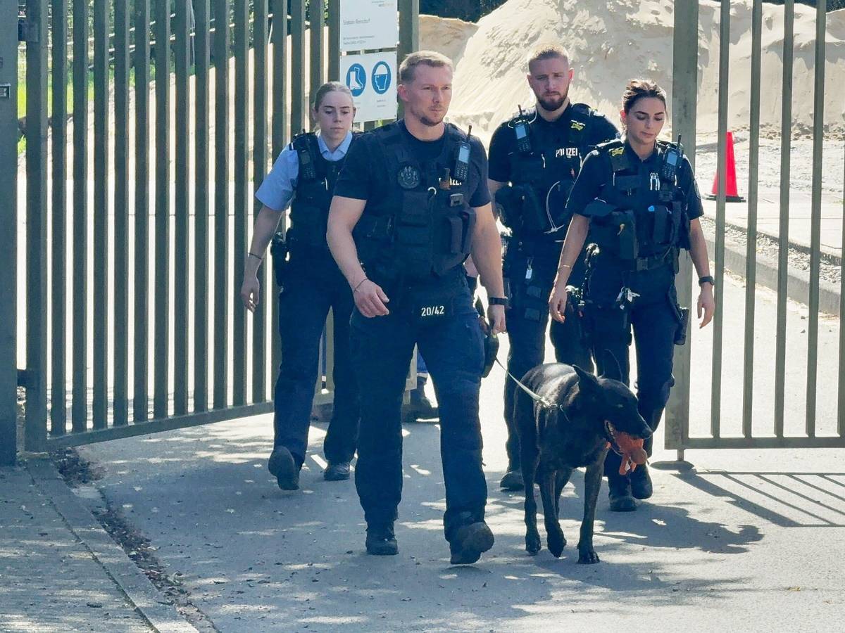 07.09.2026, Nordrhein-Westfalen, Remscheid: Die Polizei ist mit einen Suchhung in Remscheid an einem Umspannwerk im Einsatz. Nach Medienangaben soll dort zuvor eine verdächtige Person beobachtet worden sein. Foto: --/Blaulicht-Solingen/dpa +++ dpa-Bildfunk +++