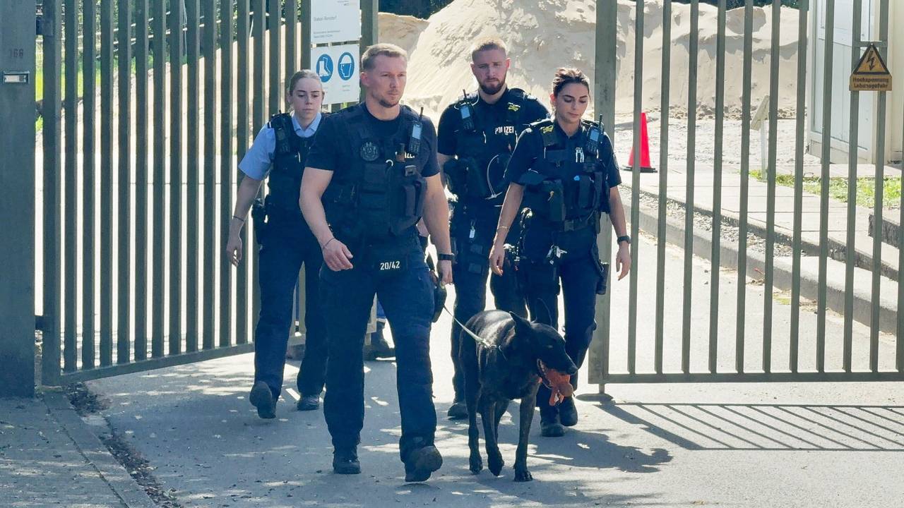 07.09.2026, Nordrhein-Westfalen, Remscheid: Die Polizei ist mit einen Suchhung in Remscheid an einem Umspannwerk im Einsatz. Nach Medienangaben soll dort zuvor eine verdächtige Person beobachtet worden sein. Foto: --/Blaulicht-Solingen/dpa +++ dpa-Bildfunk +++