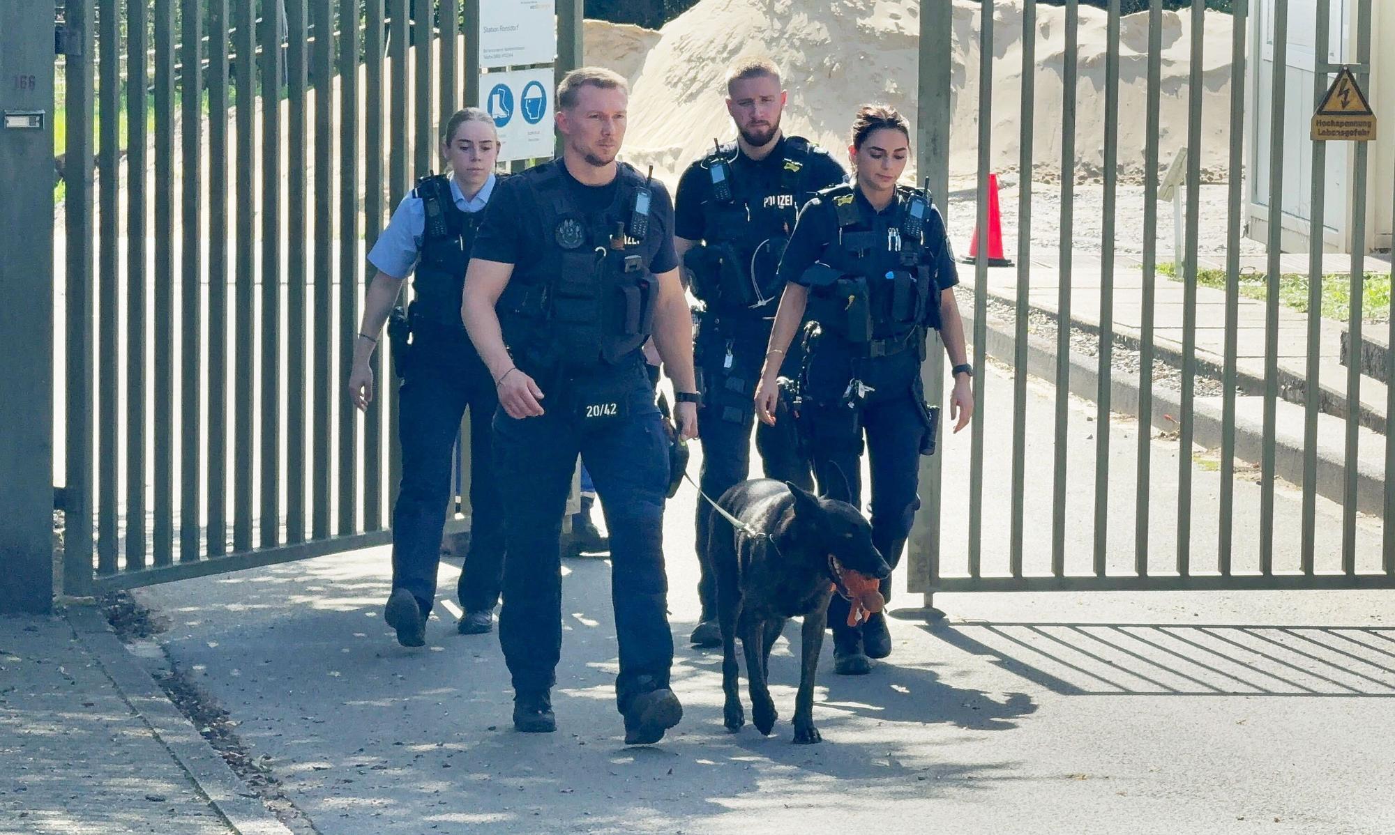 07.09.2026, Nordrhein-Westfalen, Remscheid: Die Polizei ist mit einen Suchhung in Remscheid an einem Umspannwerk im Einsatz. Nach Medienangaben soll dort zuvor eine verdächtige Person beobachtet worden sein. Foto: --/Blaulicht-Solingen/dpa +++ dpa-Bildfunk +++