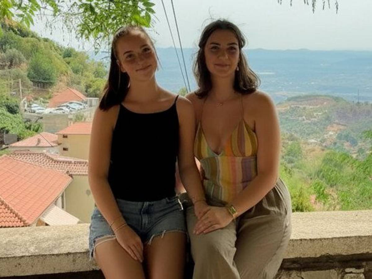Melanie Völl (27, re.) und ihre Schwester Johanna (16): Im Urlaub in Albanien fanden sie zwei Straßenhunde, die sie jetzt retten möchten.